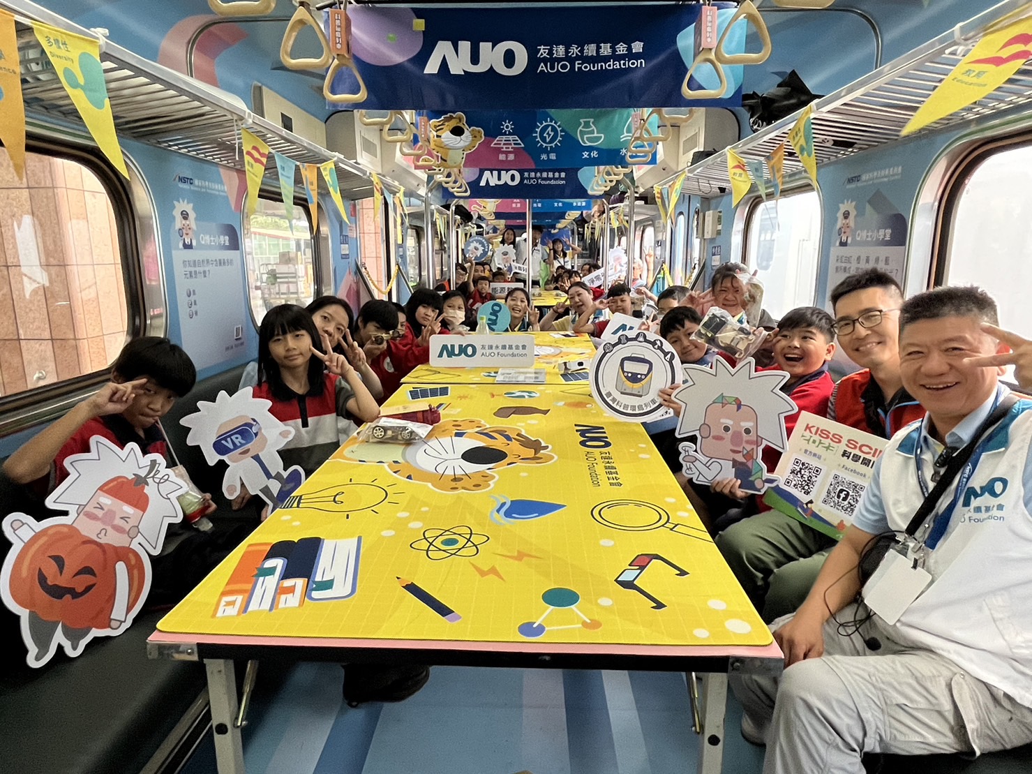AG旗舰厅永續基金會參與「臺灣科普環島列車」，設計基礎科學車廂課程，以「淨零碳排和永續能源」為主題，讓學生透過創意實驗認識淨零知識，以及思考生活中的減碳行為