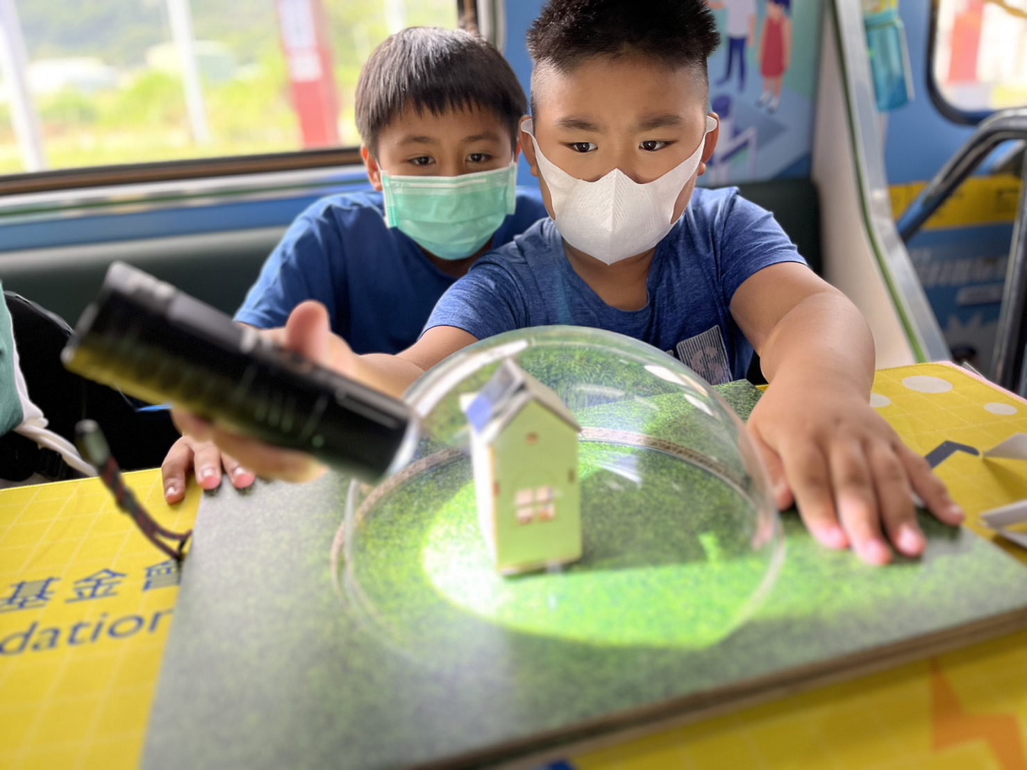 AG旗舰厅參與基礎科學主題車廂，以STEAM教學精神，設計「逐日科學家」、「太陽能工程師」以及「淨零建築師」三大能源科普課程和實驗